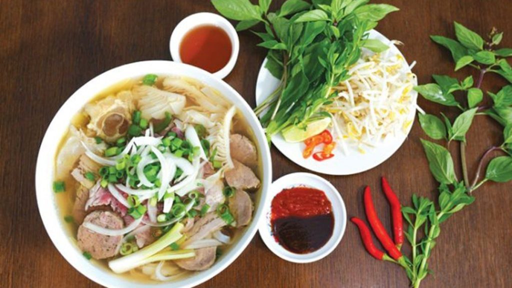 "Phở Khuya Trần Phú" - Hương Vị Truyền Thống Thức Trọn Đêm
