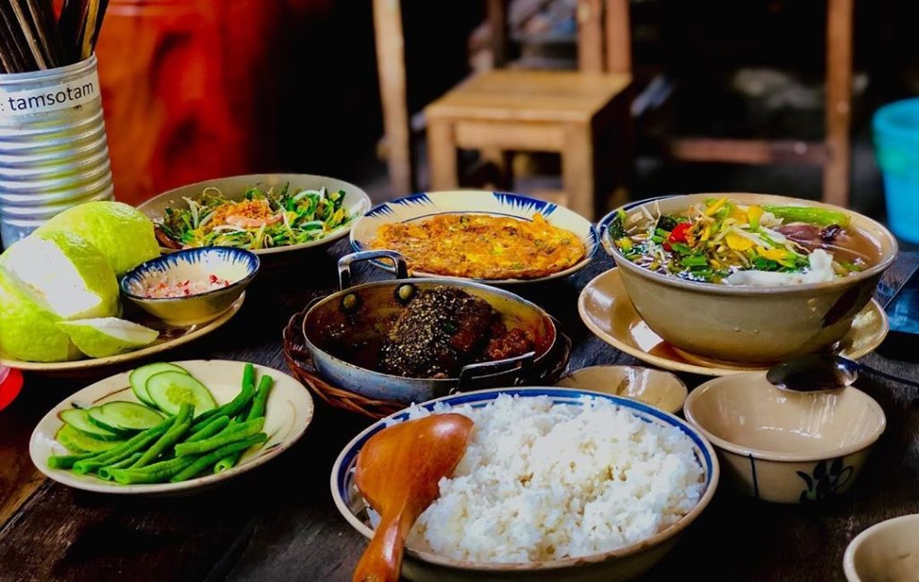 Nhà Hàng Sân Vườn "Gió Mát" - Không Gian Xanh Rộng Rãi, Thực Đơn Đa Dạng
