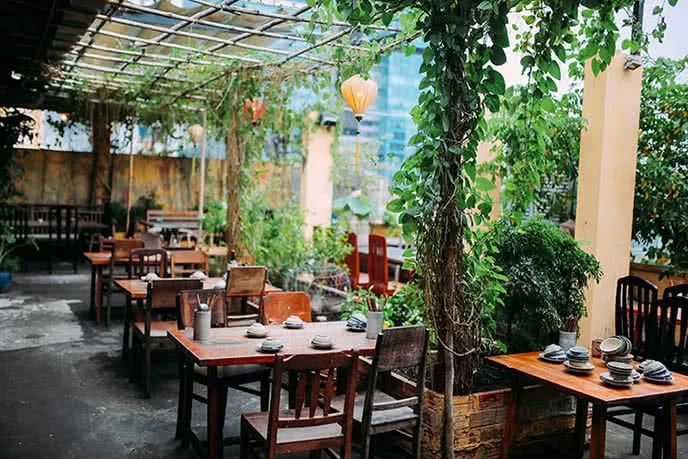 "Giếng Trời An Nhiên" - Ánh Sáng Tự Nhiên và Cây Xanh Trong Lòng Nhà Hàng