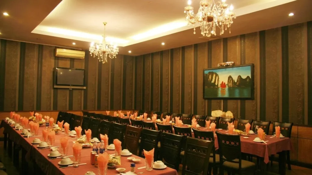Nhà Hàng Có Nhân Viên Nói Tiếng Anh và Thực Đơn Tiếng Anh
