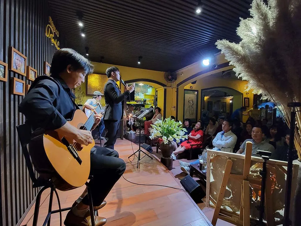 Nhà Hàng Lãng Mạn Với Nhạc Acoustic Du Dương