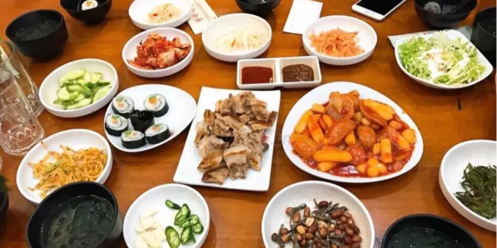 Nhà Hàng Với Set Menu Gia Đình Đa Dạng, Ấm Cúng